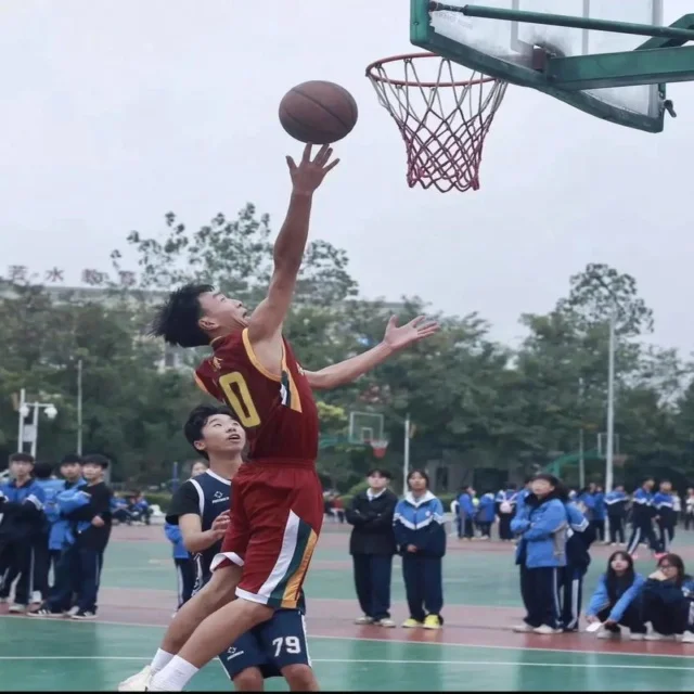 谢震业百米赛场再创辉煌记录